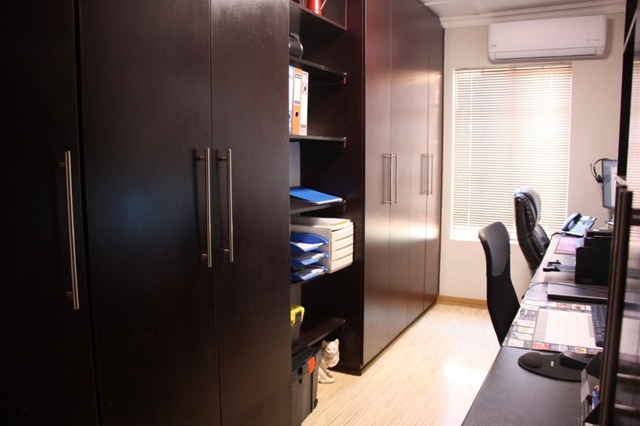 5 Bedroom Property for Sale in Langenhovenpark Free State